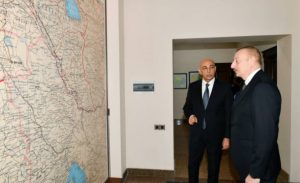 Президент Алиев ищет Западный Азербайджан на географической карте.